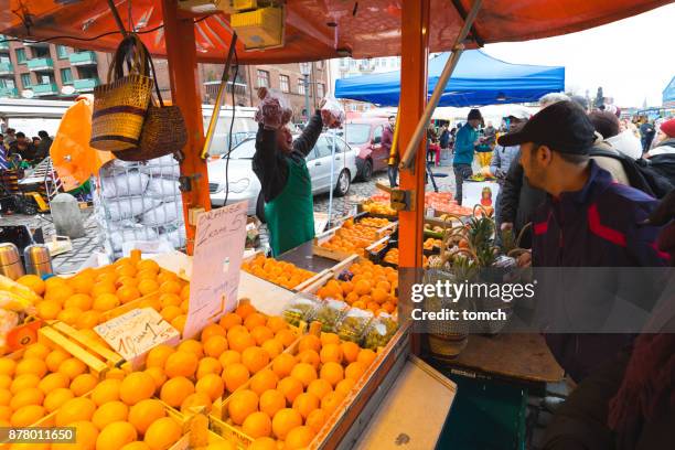 commercio di frutta nel mercato del pesce di amburgo. - fischmarkt hamburg foto e immagini stock