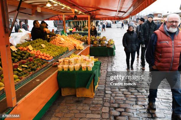 commercio di frutta nel mercato del pesce di amburgo. - fischmarkt hamburg foto e immagini stock