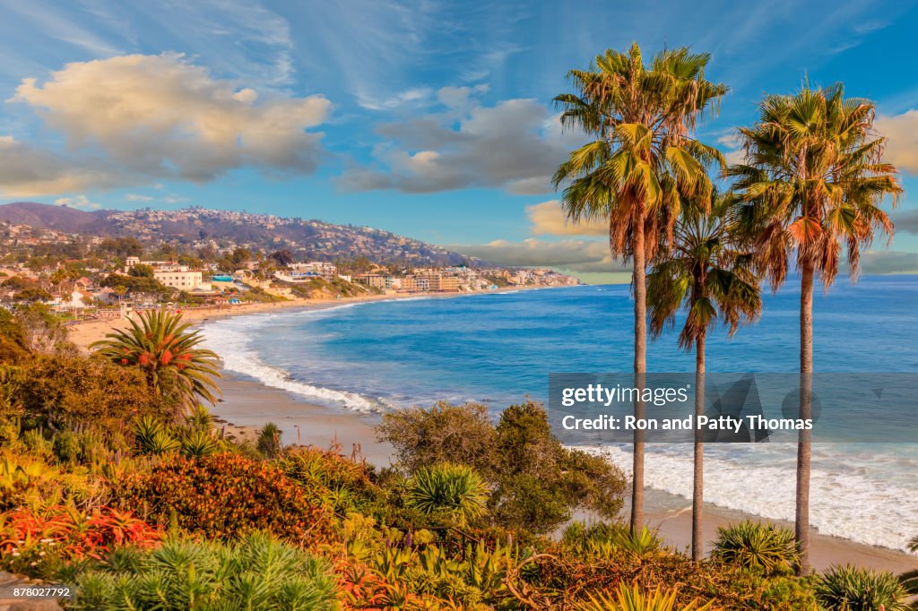 Laguna Beach, al océano Pacífico y a la costa de la Route 1, condado de Orange, California