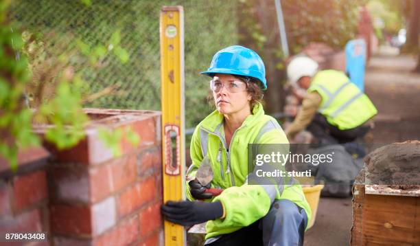 young female bricklayer - pedreiro imagens e fotografias de stock