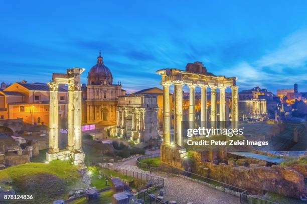 the roman forum at dusk, rome, italy - arch of septimus severus 個照片及圖片檔