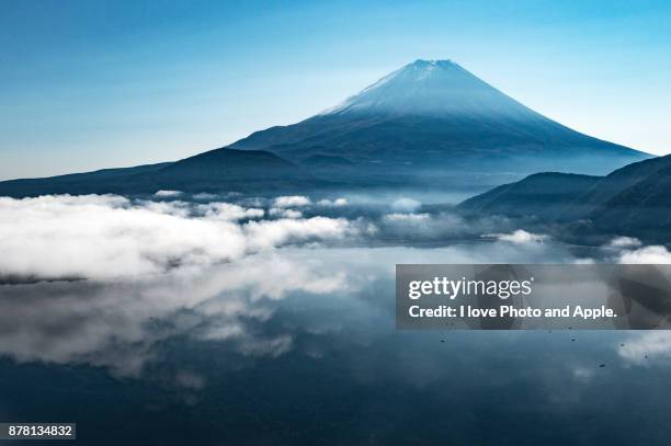 fuji and lake motosu - yamanashi prefecture 個照片及圖片檔