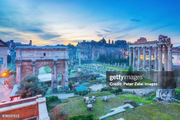 the roman forum at dawn, rome, italy - arch of septimus severus 個照片及圖片檔