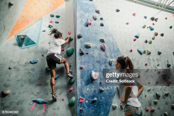 intensa sesión de escalada junto - escalar fotografías e imágenes de stock