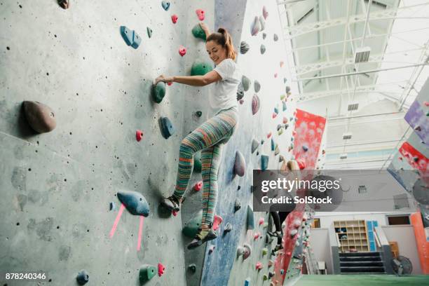 indoor rock climbing session - escalar sem corda imagens e fotografias de stock