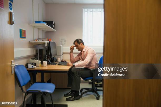 preocupado médico - médico de cabecera fotografías e imágenes de stock