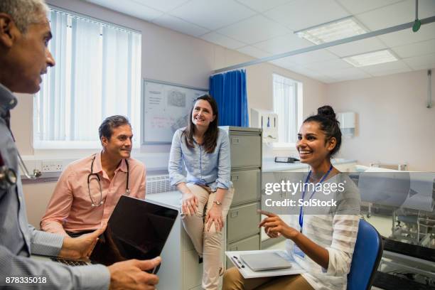 artsen hebben een personeelsvergadering - hospital uk stockfoto's en -beelden