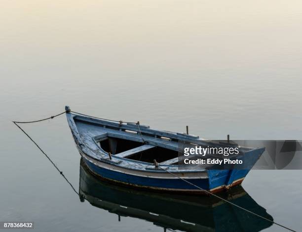 barca aislada en medio de la ria con reflejo en una mañana tranquila - la mañana imagens e fotografias de stock