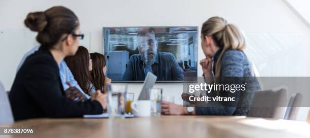 videoconferentie op kantoor - online seminar stockfoto's en -beelden