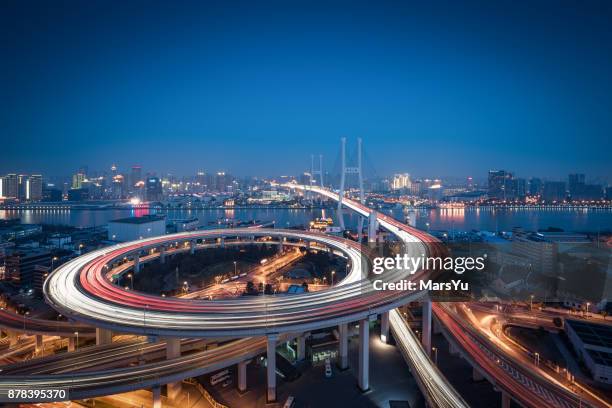 vista aérea del puente de shangai de noche - movimiento velocidad vida en la ciudad rastros de luz fotografías e imágenes de stock