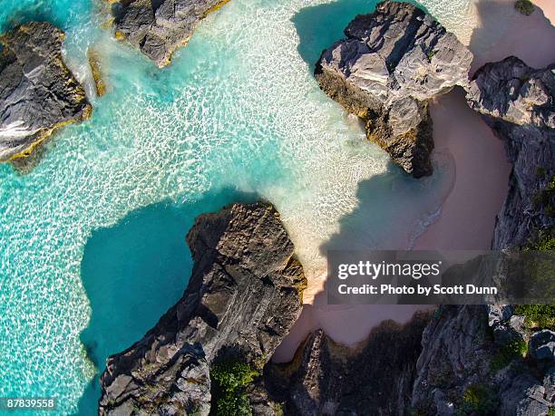 rocky shores near bermuda's horseshoe bay - bermuda beach stockfoto's en -beelden