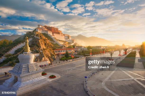 potala palace in lhasa, tibet, china - tibet stock-fotos und bilder