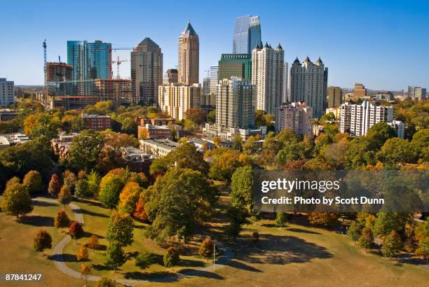 atlanta's growing skyline - georgia verenigde staten stockfoto's en -beelden