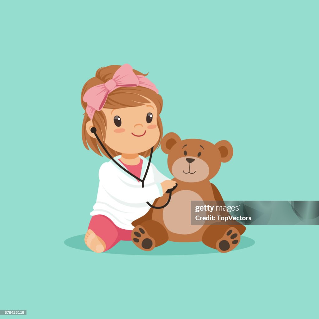 Chica De Dibujos Animados Para Niños Pequeños Jugando A Doctor Examinando Su Juguete De Peluche Oso De Peluche Con Estetoscopio Carácter De Bebé De Diseño Plano En Blanco Vestido Médico Ilustración de Chica De Dibujos Animados Para Niños Pequeños Jugando A Doctor Examinando Su Juguete De Peluche Oso De Peluche Con Estetoscopio Carácter De Bebé De Diseño Plano En Blanco Vestido Médico Ilustración de