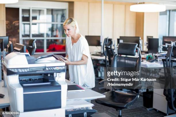 rubia empresaria con tableta digital en la oficina - printer fotografías e imágenes de stock