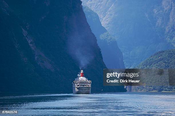 norway: cruise liner in sognefjord - cruise liner foto e immagini stock