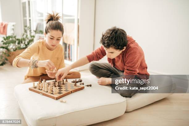 kids playing chess - kids playing chess stock pictures, royalty-free photos & images