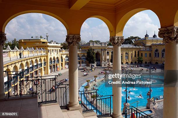 szechenyi baths in budapest - piscine thermale photos et images de collection