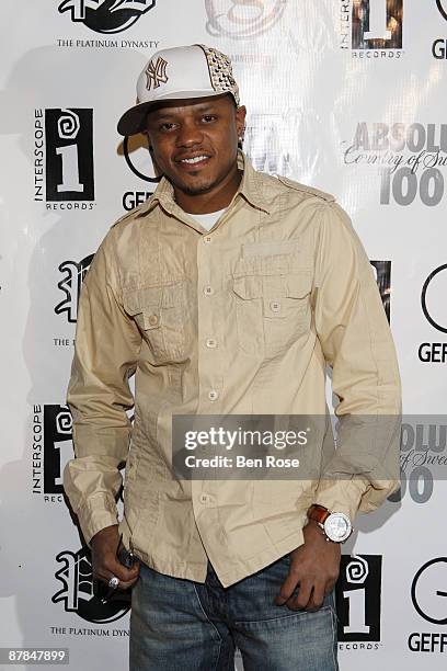 Singer Donell Jones attends The Absolut 100 Luxury Preview Style for the BET Hip Hop Awards 2007 at Opera on October 12, 2007 in Atlanta, GA.