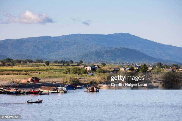 boats and huts on bank of ayeyarwady (irrawaddy) river, bhamo, kachin, myanmar - kachin stock-fotos und bilder