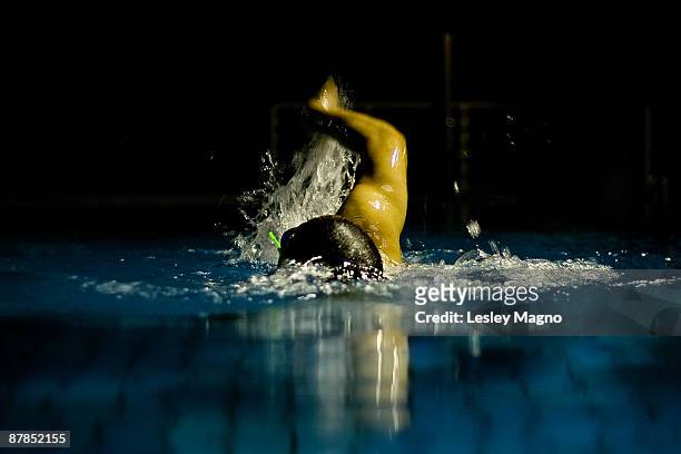 freestyle swimming - フリースタイル ストックフォトと画像