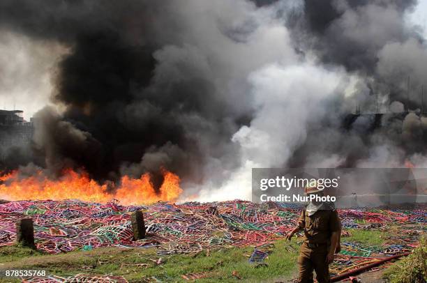 People vacate a residential area after a fire broke out at a footwear factory in Kolkata, India, November 24, 2017.