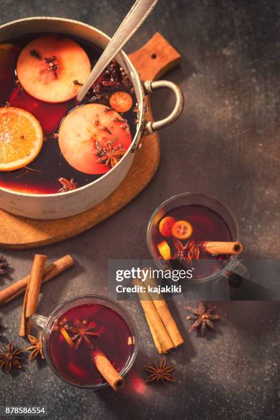 christmas mulled wine - mulled wine stock pictures, royalty-free photos & images