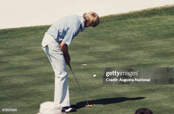 Johnny Miller watches his putt during the 1975 Masters Tournament at Augusta National Golf Club in April 1975 in Augusta, Georgia.