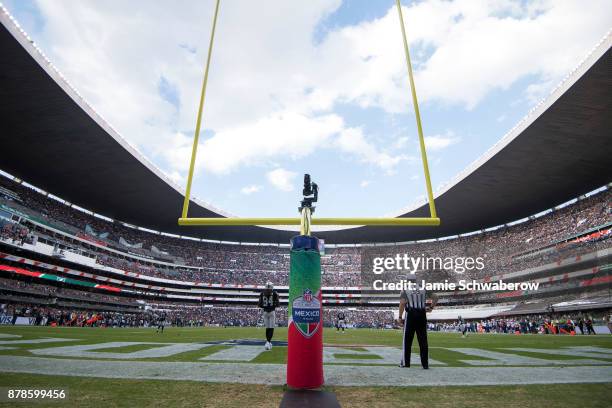 Wide receiver Cordarrelle Patterson of the Oakland Raiders prepares to return a kick off against the New England Patriots at Estadio Azteca on...