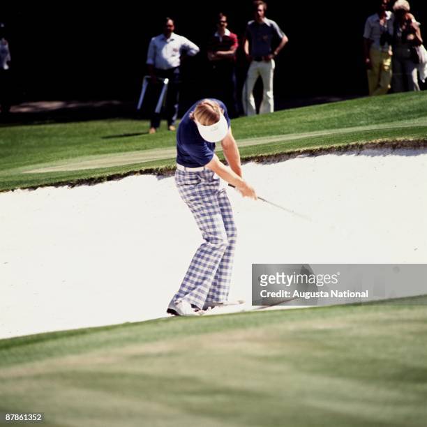Johnny Miller shoots from a bunker during the 1977 Masters Tournament at Augusta National Golf Club in April 1977 in Augusta, Georgia.