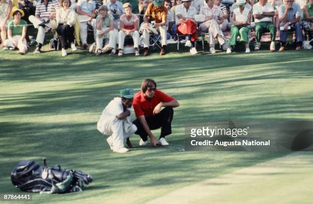 Billy Kratzert lines up his putt with his caddie during the 1978 Masters Tournament at Augusta National Golf Club on April 1978 in Augusta, Georgia.