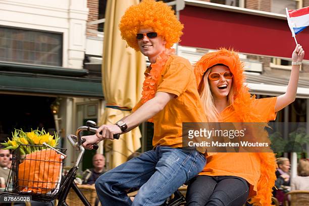 dutch orange queensday folklore mayhem - koningsdag stockfoto's en -beelden