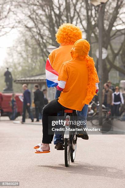 dutch orange queensday folklore mayhem - kingsday stockfoto's en -beelden