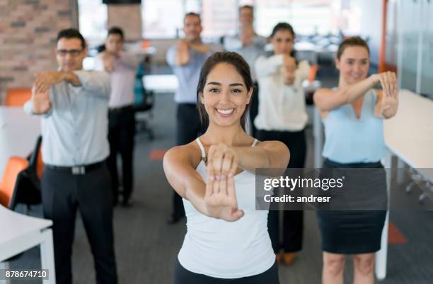 geschäftsleute auf eine aktive pause im büro - personal training stock-fotos und bilder