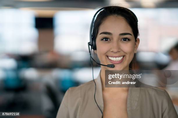 gelukkig latijns-amerikaanse vrouw werken bij een callcenter - call center agents stockfoto's en -beelden