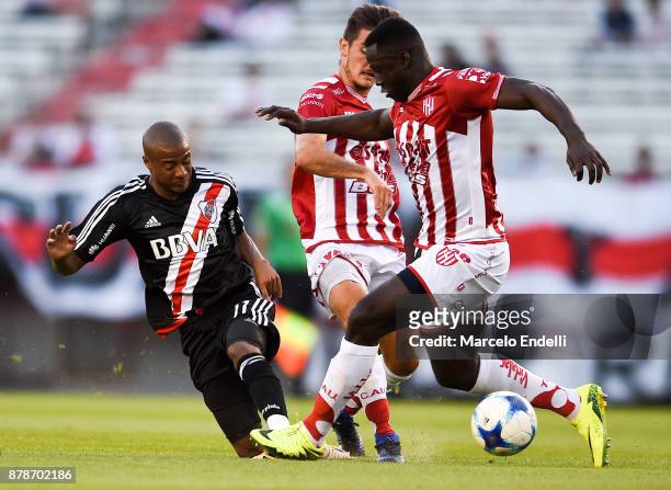 Nicolas De La Cruz of River Plate fights for ball with Yeimar Gomez of Union during a match between River and Union as part of Superliga 2017/18 at...