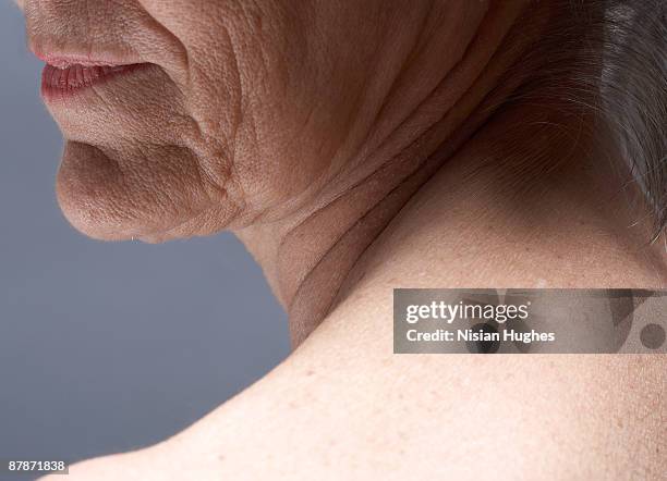 woman's neck - old skin stockfoto's en -beelden