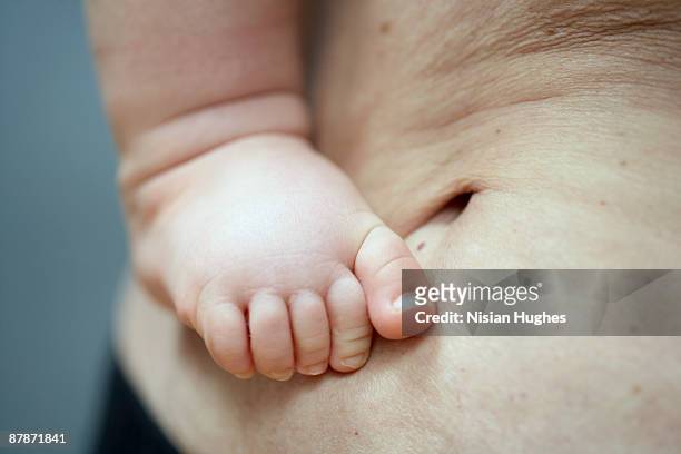baby's foot - baby skin fotografías e imágenes de stock