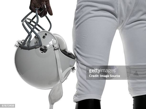 american football player holding a helmet - profundo jugador de fútbol americano fotografías e imágenes de stock