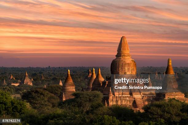 tourists waiting for sunrise at ancient pagoda in old bagan, myanmar - bagan photos et images de collection