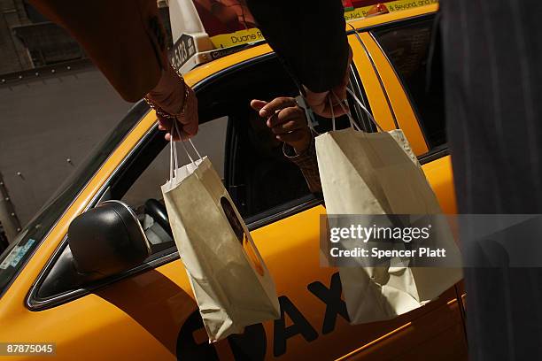 An employee hands out a free bagged lunch to a taxi driver, compliments of Ben & Jacks Steakhouse on May 20, 2009 in New York City. The restaurant...