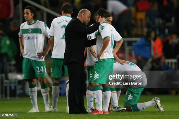 Werder Bremen Coach Thomas Schaaf encourages Mesut Oezil of Werder Bremen prior to the start of extra time during the UEFA Cup Final between Shakhtar...