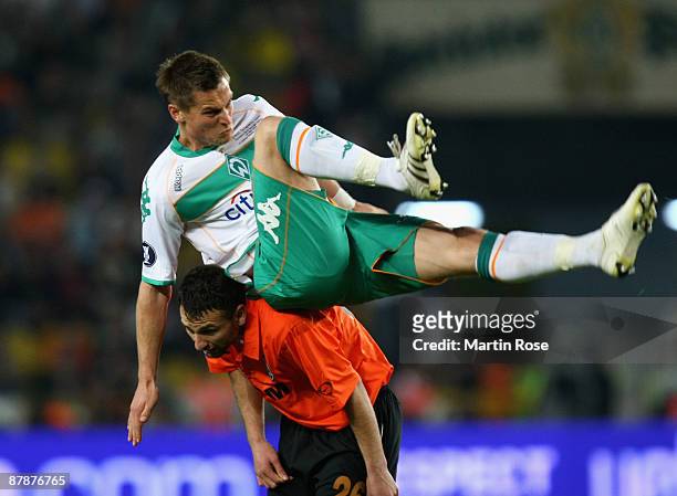 Markus Rosenberg of Werder Bremen tangles with Razvan Rat of Shakhtar Donetsk during the UEFA Cup Final between Shakhtar Donetsk and Werder Bremen at...
