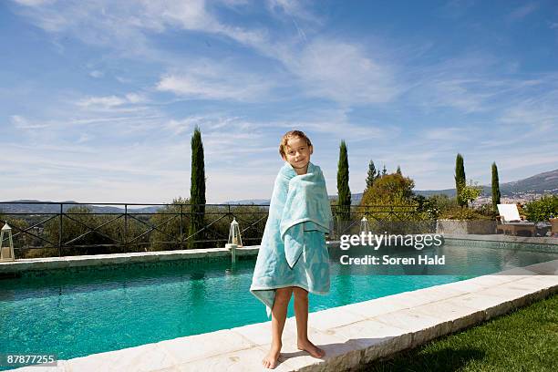boy at pool - envuelto en una toalla fotografías e imágenes de stock