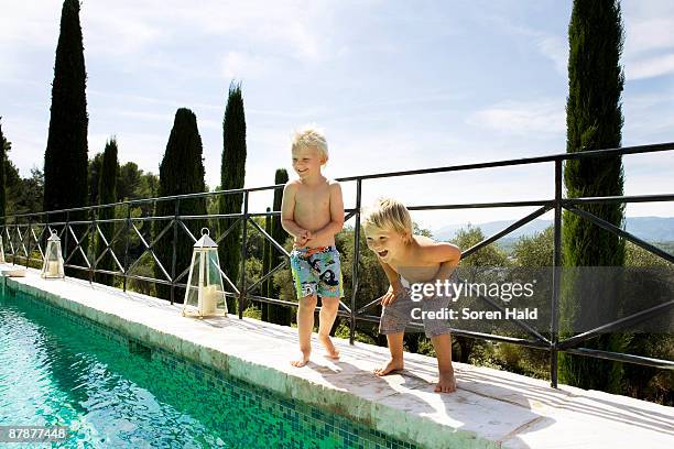 2 boys at pool - happy famille france photos et images de collection