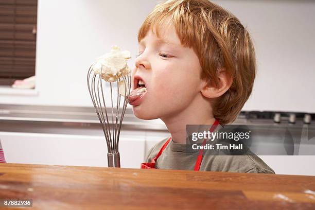 kids at home - fouet manuel photos et images de collection