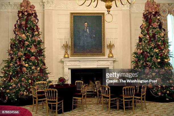 Josephm 211009--SLUG-PH-WHTREE----LOCATION-The White House, District of Columbia-PHOTOGRAPHER-MARVIN JOSEPH/TWP--CAPTION-- As the White House...