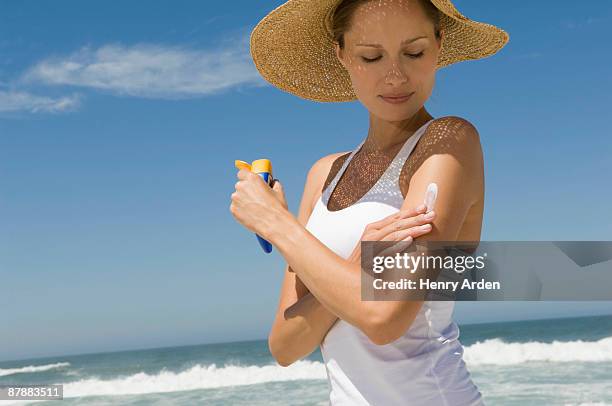 female health beauty - sunscreen imagens e fotografias de stock