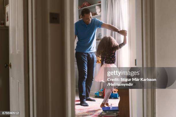 glücklicher vater mit tochter im schlafzimmer zu tanzen - father daughter dance stock-fotos und bilder