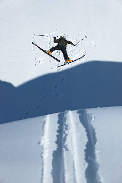 https://media.gettyimages.com/id/87884287/fr/photo/skier-head-down-in-snow.jpg?s=612x612&w=0&k=20&c=uUIG2o0pMjj8v-ClVwdbOwDkpspyyWUT-kuUiuBM1IM=